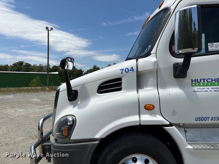 image for item EF1151 2016 Freightliner Cascadia 113 semi truck
