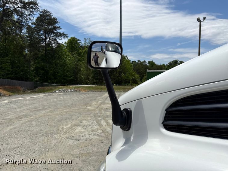 image for item EF1151 2016 Freightliner Cascadia 113 semi truck