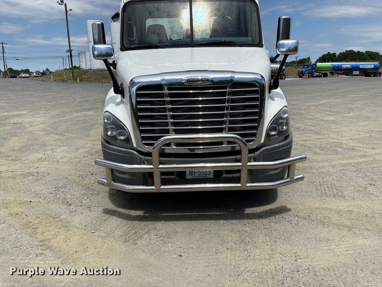 image for item EF1151 2016 Freightliner Cascadia 113 semi truck