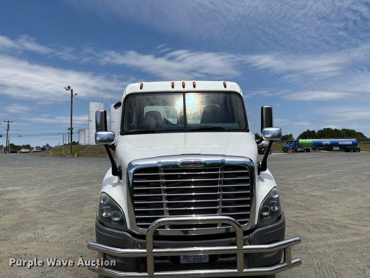 image for item EF1151 2016 Freightliner Cascadia 113 semi truck