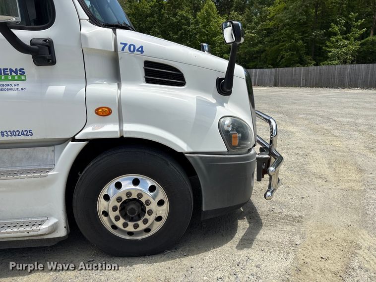 image for item EF1151 2016 Freightliner Cascadia 113 semi truck