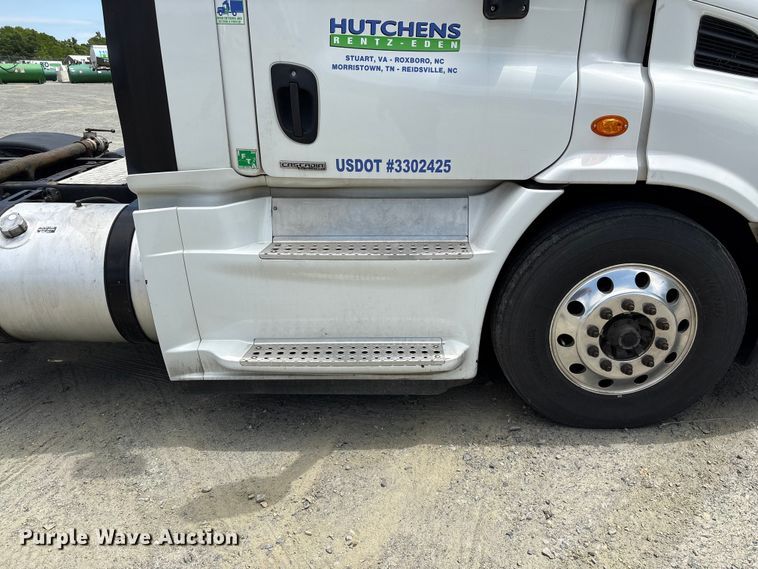 image for item EF1151 2016 Freightliner Cascadia 113 semi truck