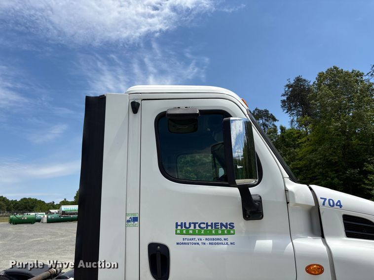 image for item EF1151 2016 Freightliner Cascadia 113 semi truck