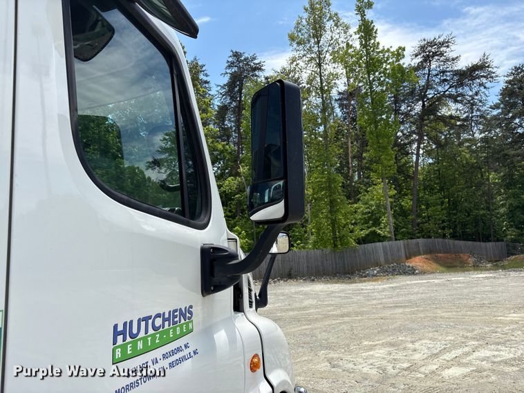 image for item EF1151 2016 Freightliner Cascadia 113 semi truck