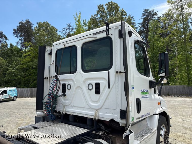 image for item EF1151 2016 Freightliner Cascadia 113 semi truck