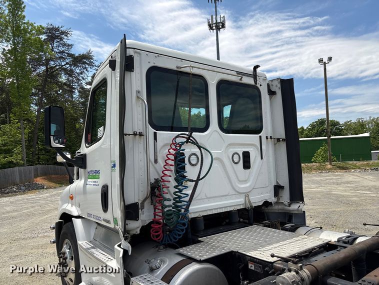 image for item EF1151 2016 Freightliner Cascadia 113 semi truck