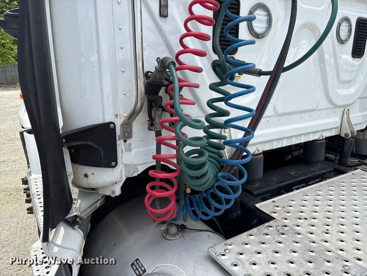image for item EF1151 2016 Freightliner Cascadia 113 semi truck
