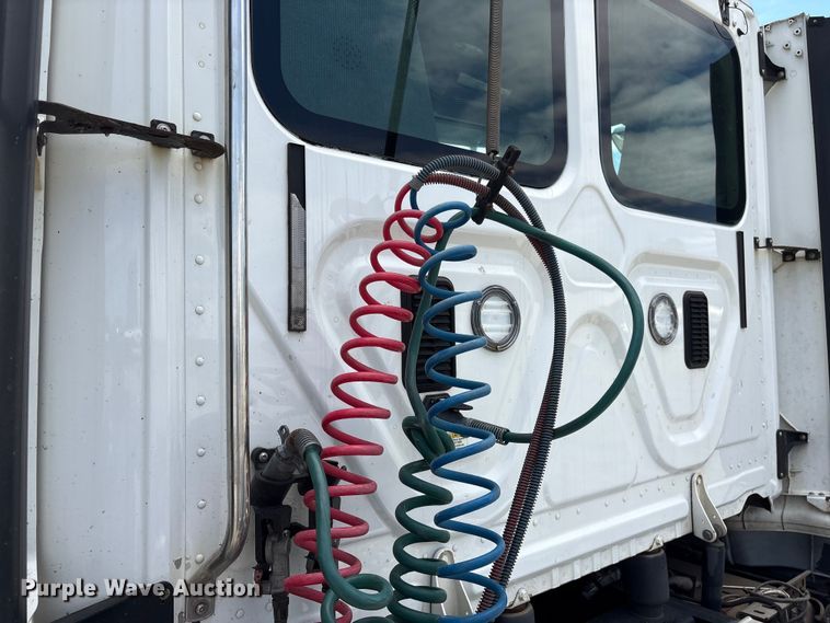 image for item EF1151 2016 Freightliner Cascadia 113 semi truck