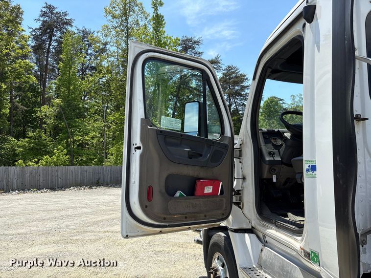 image for item EF1151 2016 Freightliner Cascadia 113 semi truck