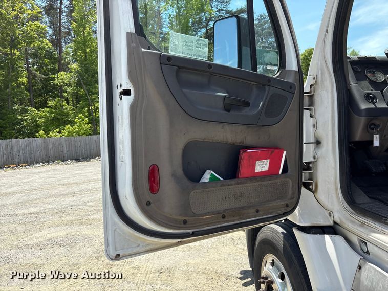 image for item EF1151 2016 Freightliner Cascadia 113 semi truck