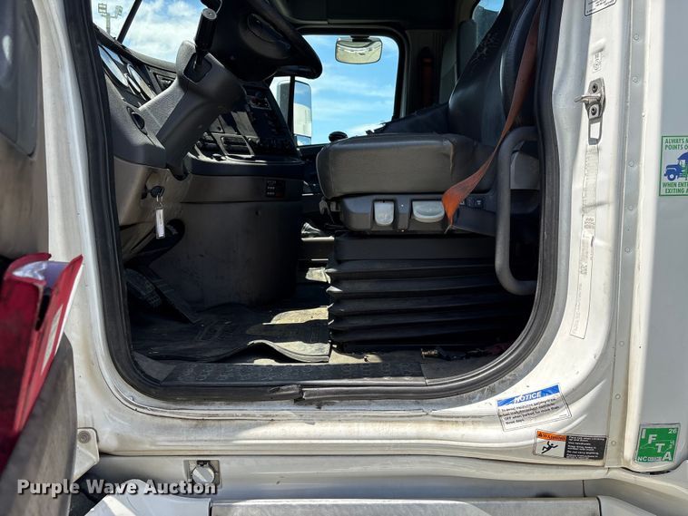 image for item EF1151 2016 Freightliner Cascadia 113 semi truck