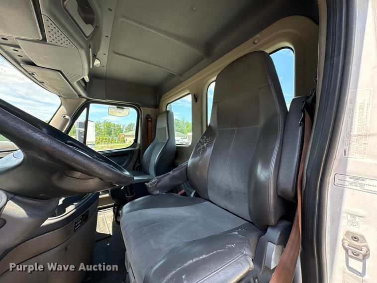 image for item EF1151 2016 Freightliner Cascadia 113 semi truck