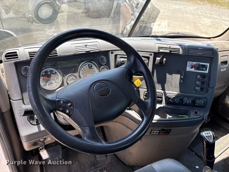 image for item EF1151 2016 Freightliner Cascadia 113 semi truck