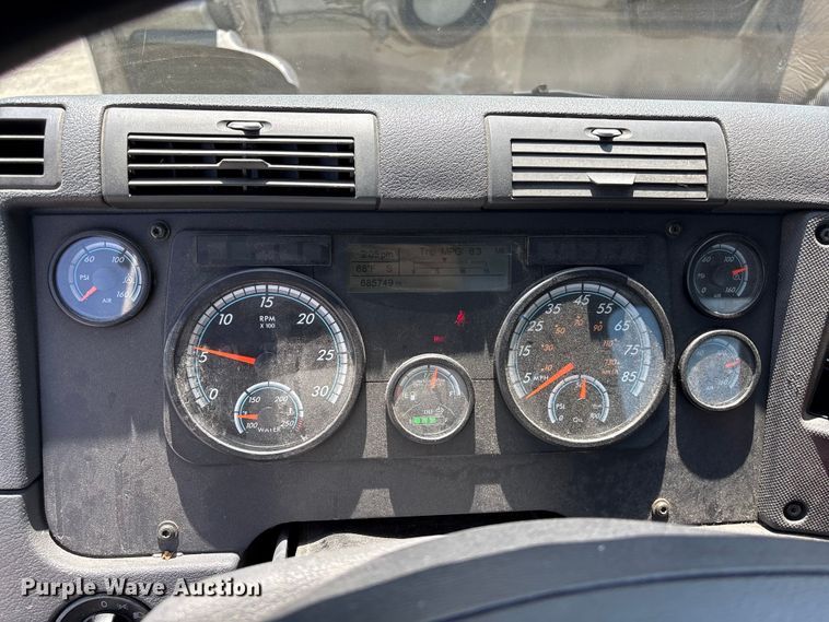 image for item EF1151 2016 Freightliner Cascadia 113 semi truck