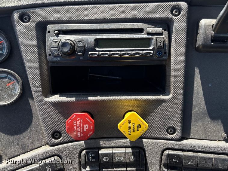 image for item EF1151 2016 Freightliner Cascadia 113 semi truck