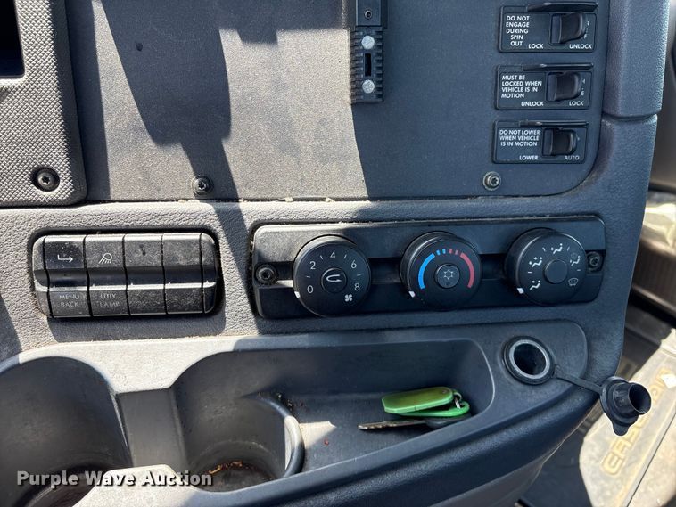 image for item EF1151 2016 Freightliner Cascadia 113 semi truck