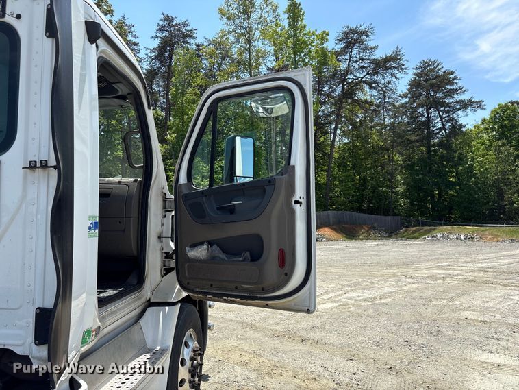 image for item EF1151 2016 Freightliner Cascadia 113 semi truck
