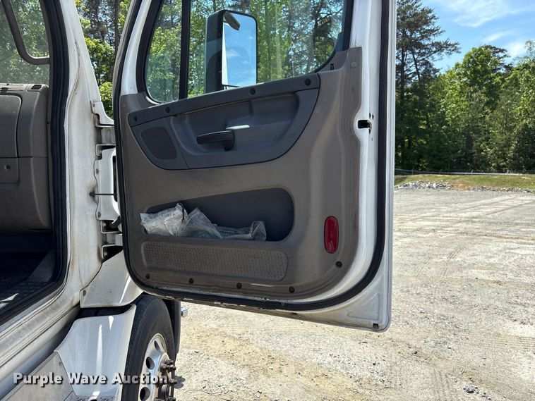 image for item EF1151 2016 Freightliner Cascadia 113 semi truck