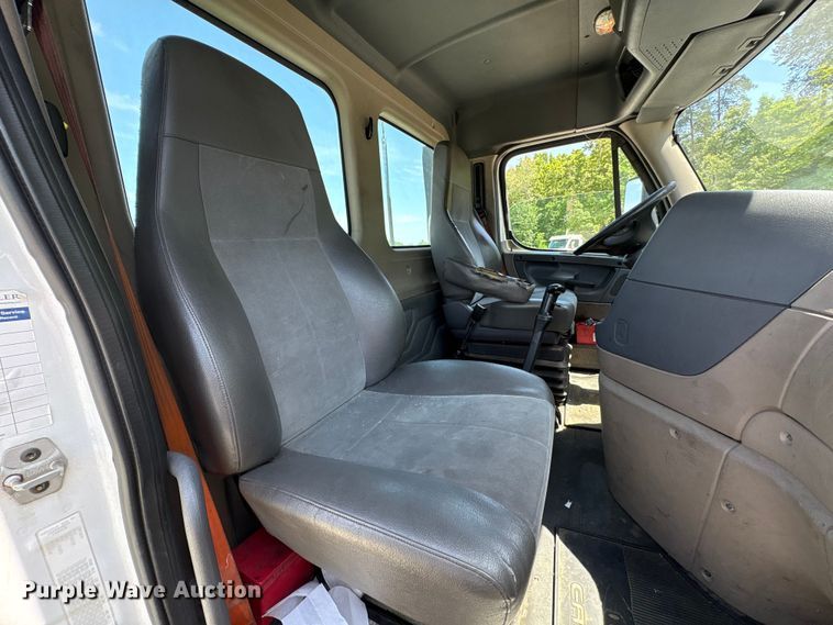 image for item EF1151 2016 Freightliner Cascadia 113 semi truck