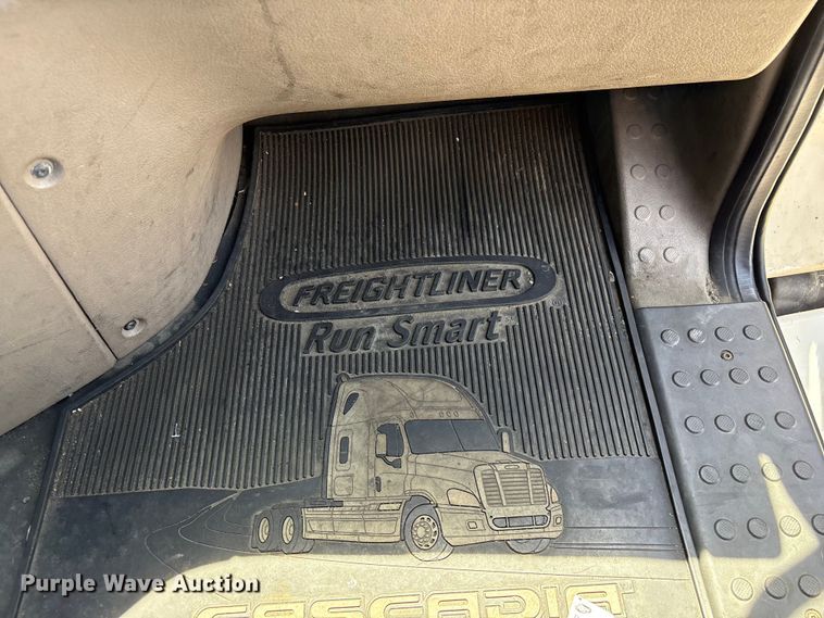 image for item EF1151 2016 Freightliner Cascadia 113 semi truck