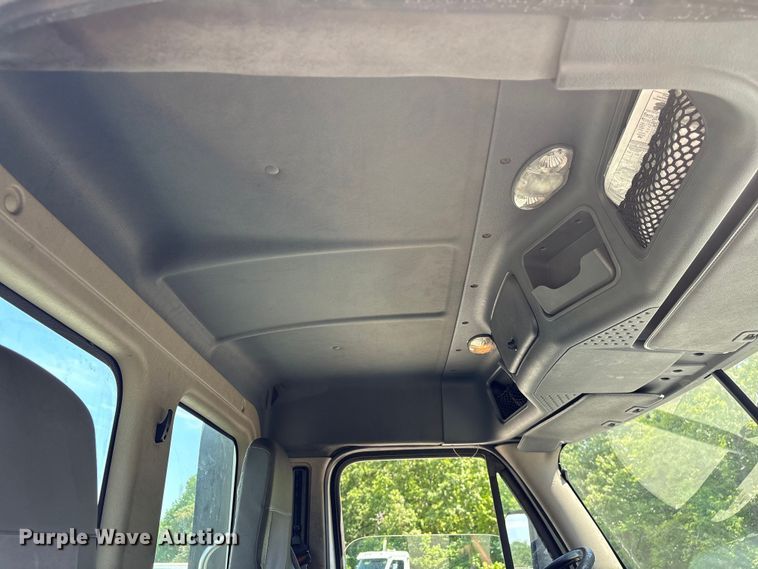 image for item EF1151 2016 Freightliner Cascadia 113 semi truck