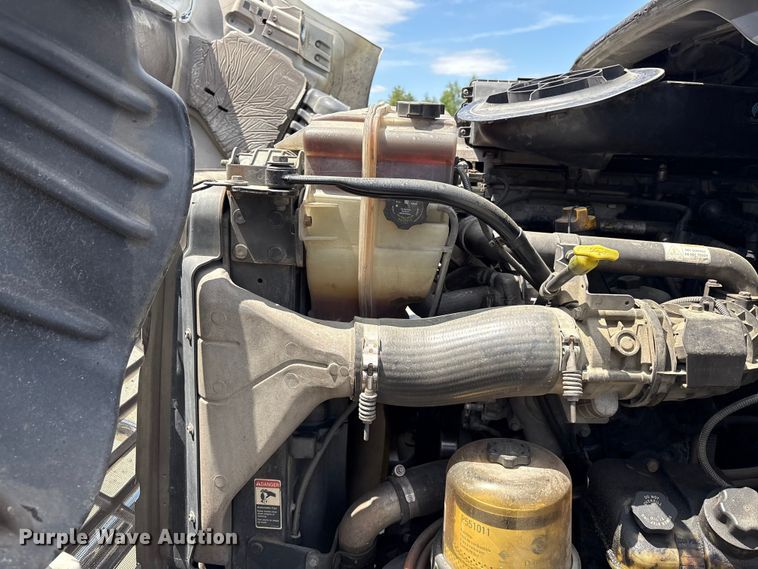 image for item EF1151 2016 Freightliner Cascadia 113 semi truck