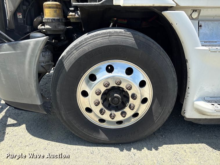 image for item EF1151 2016 Freightliner Cascadia 113 semi truck