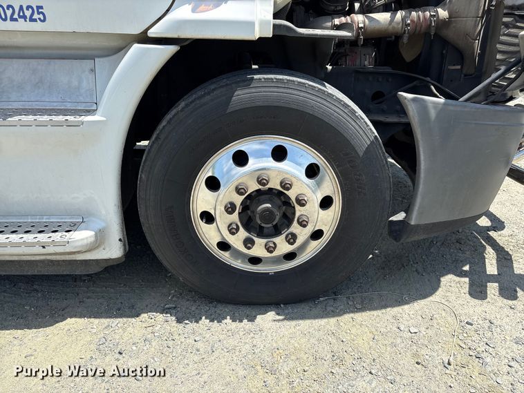 image for item EF1151 2016 Freightliner Cascadia 113 semi truck