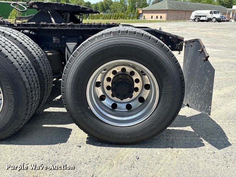 image for item EF1151 2016 Freightliner Cascadia 113 semi truck