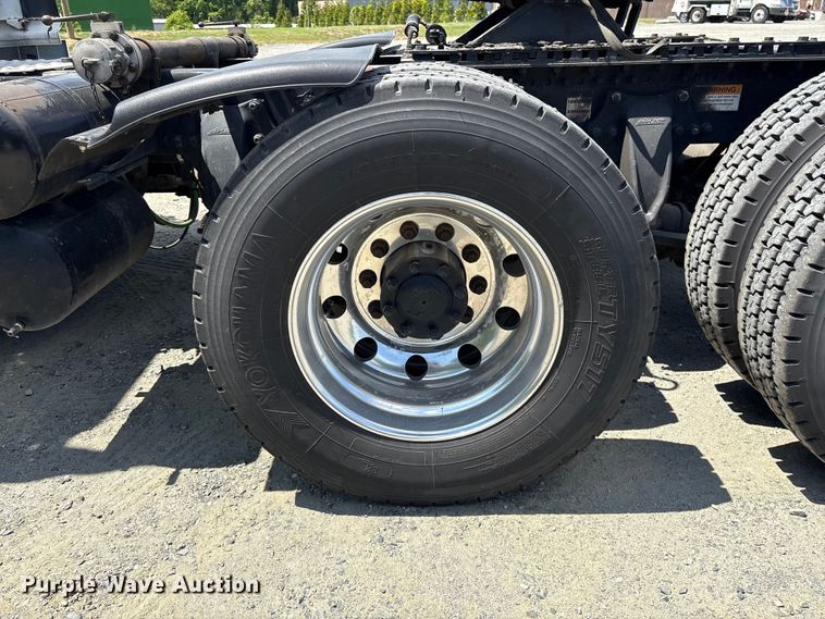 image for item EF1151 2016 Freightliner Cascadia 113 semi truck