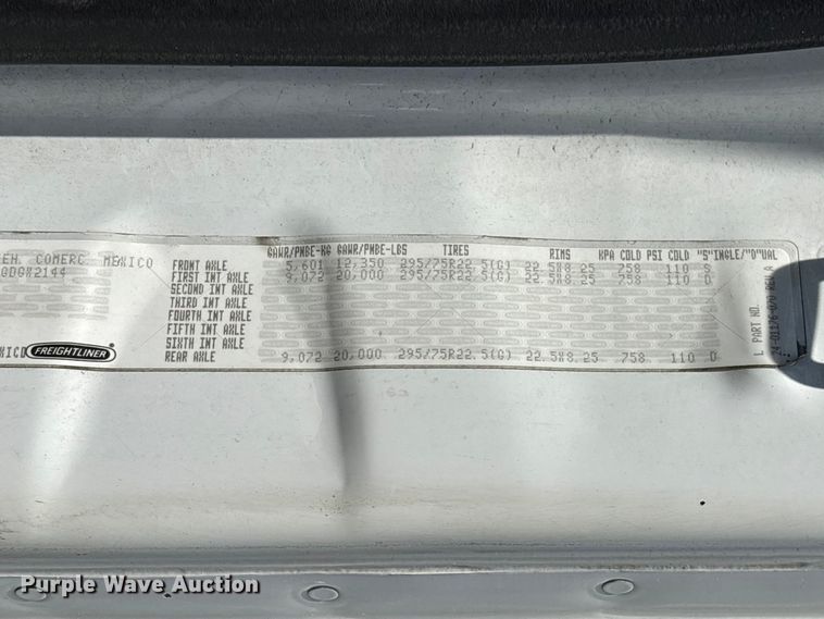 image for item EF1151 2016 Freightliner Cascadia 113 semi truck