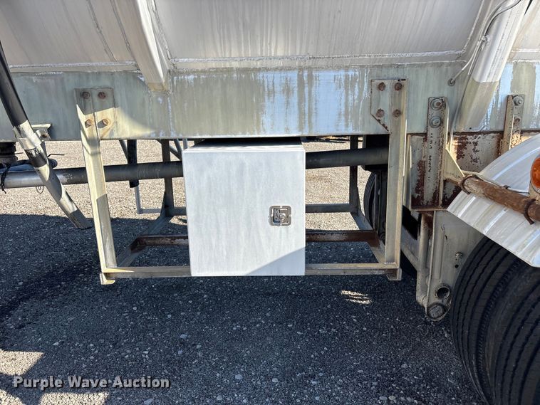 image for item EG8944 1983 Fruehauf TAO-F2-RDF 5000 tank trailer