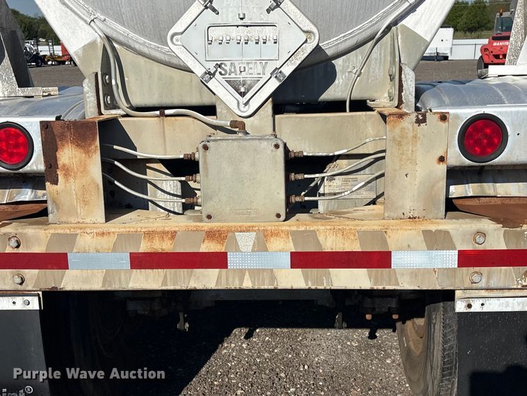 image for item EG8944 1983 Fruehauf TAO-F2-RDF 5000 tank trailer