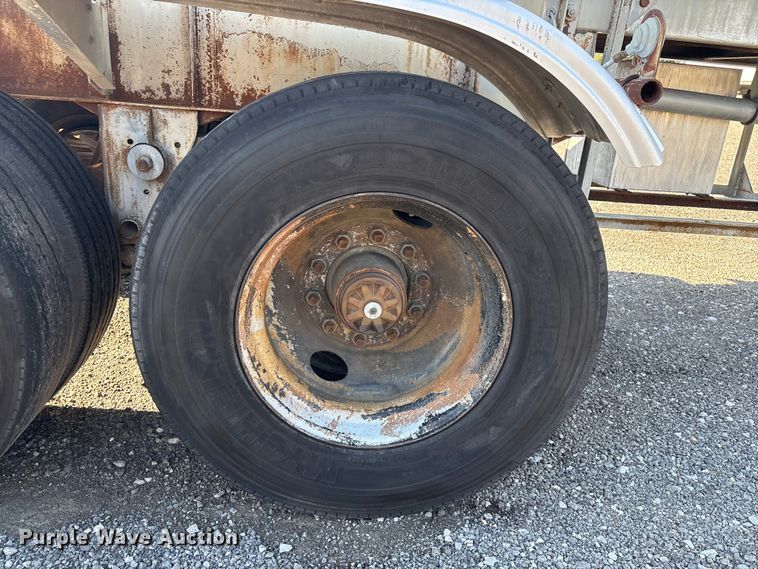 image for item EG8944 1983 Fruehauf TAO-F2-RDF 5000 tank trailer