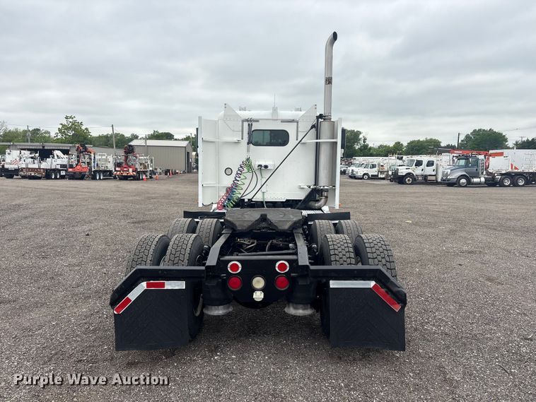 image for item EG9006 2000 Freightliner FLD120 semi truck
