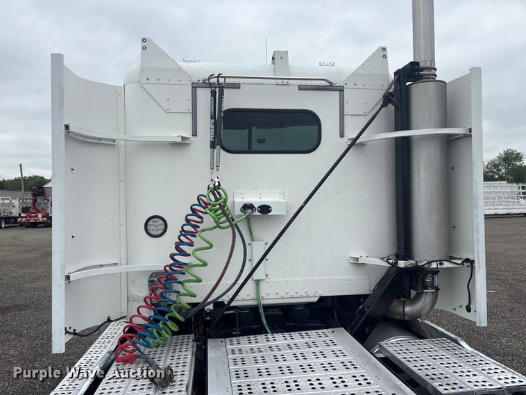 image for item EG9006 2000 Freightliner FLD120 semi truck