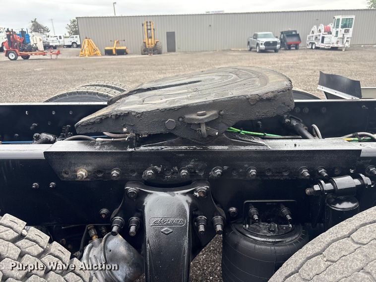 image for item EG9006 2000 Freightliner FLD120 semi truck