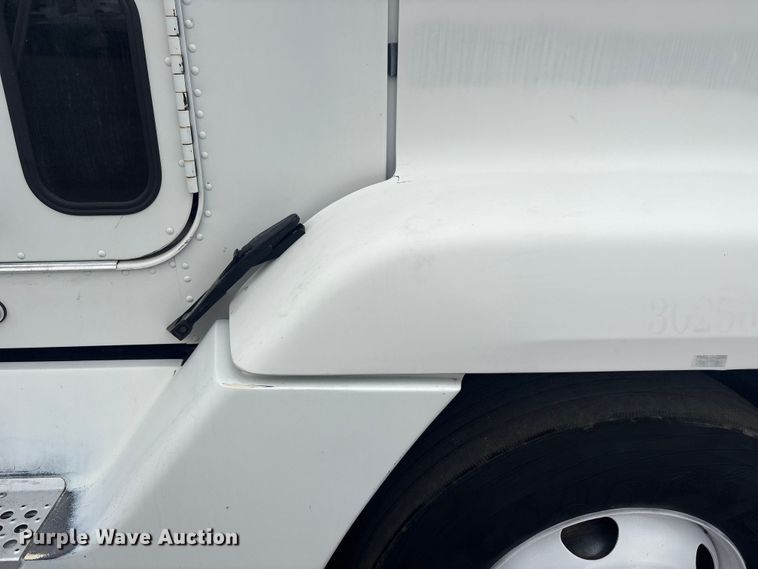 image for item EG9006 2000 Freightliner FLD120 semi truck