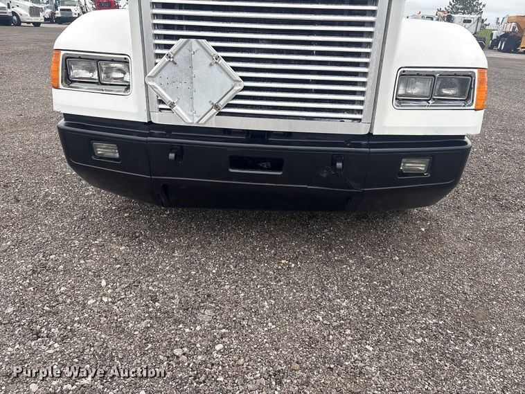 image for item EG9006 2000 Freightliner FLD120 semi truck