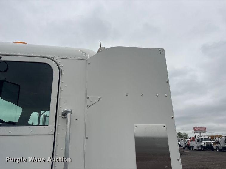 image for item EG9006 2000 Freightliner FLD120 semi truck