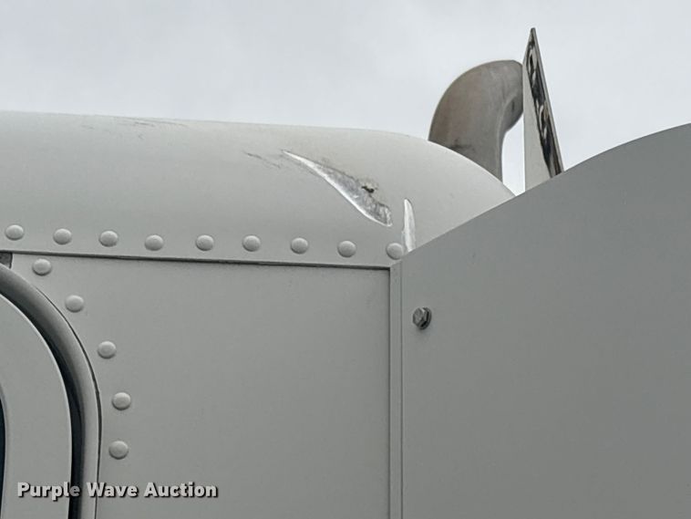 image for item EG9006 2000 Freightliner FLD120 semi truck