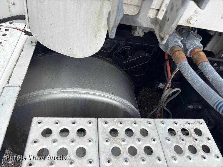 image for item EG9006 2000 Freightliner FLD120 semi truck