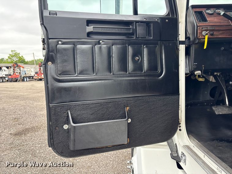 image for item EG9006 2000 Freightliner FLD120 semi truck