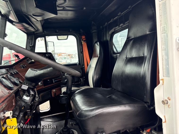 image for item EG9006 2000 Freightliner FLD120 semi truck