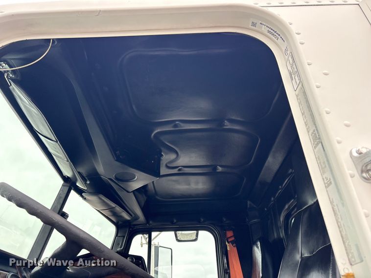 image for item EG9006 2000 Freightliner FLD120 semi truck