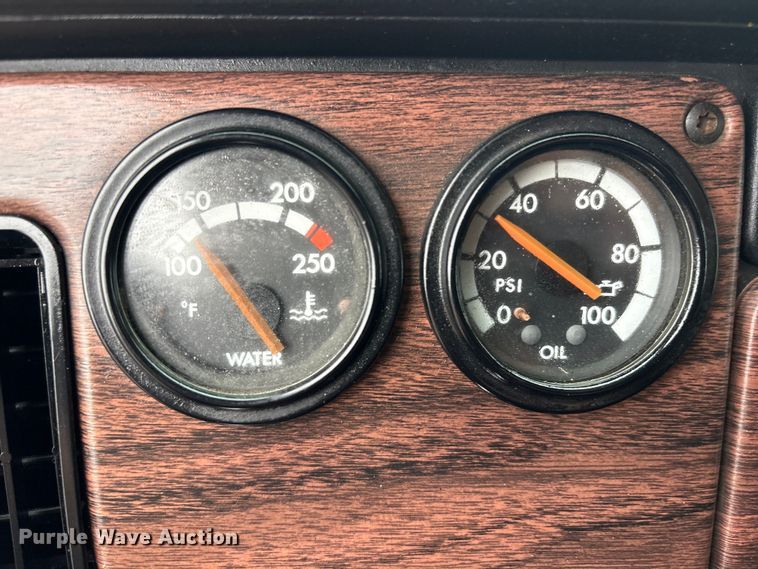 image for item EG9006 2000 Freightliner FLD120 semi truck