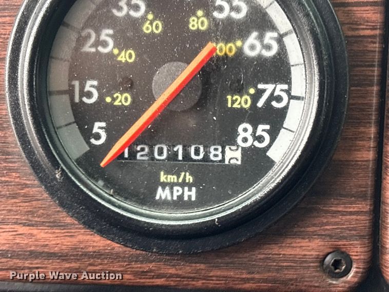 image for item EG9006 2000 Freightliner FLD120 semi truck