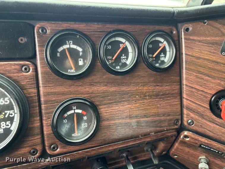 image for item EG9006 2000 Freightliner FLD120 semi truck