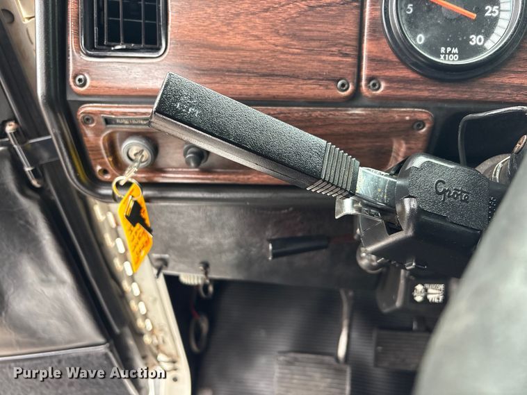 image for item EG9006 2000 Freightliner FLD120 semi truck