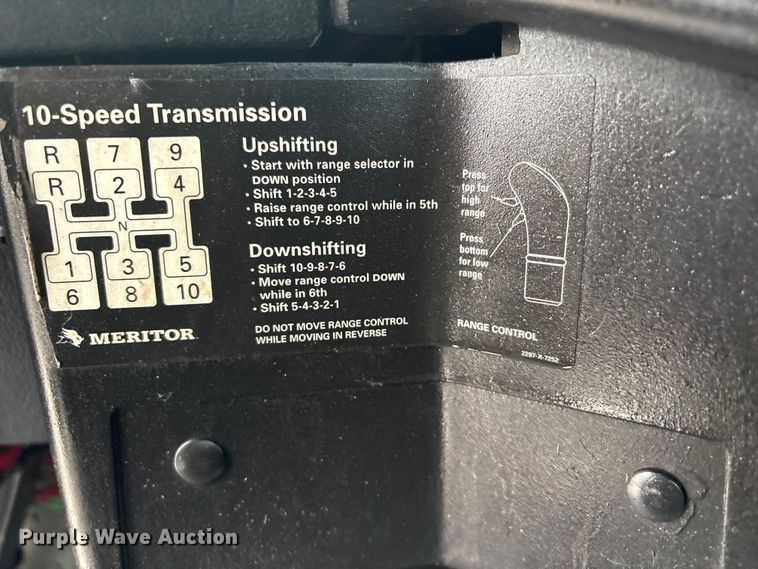 image for item EG9006 2000 Freightliner FLD120 semi truck